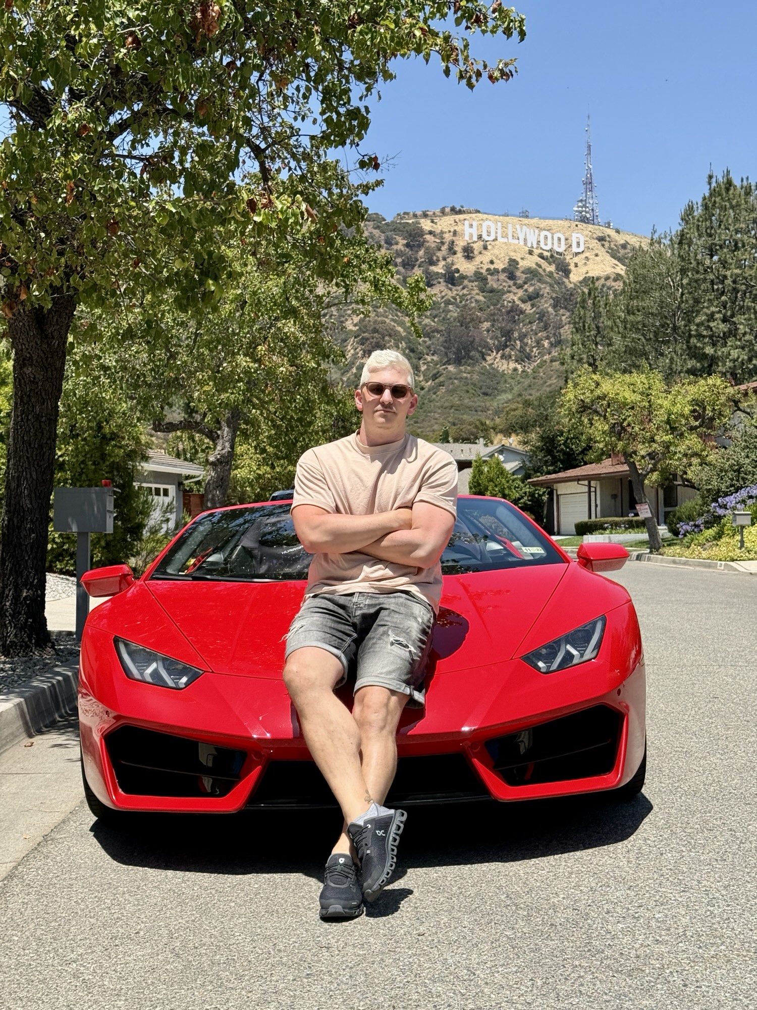 Roter Lamborghini vor dem Hollywood Sign