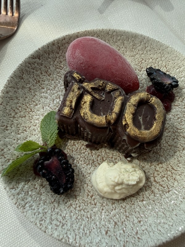 Schokoladendessert mit einer goldenen 100