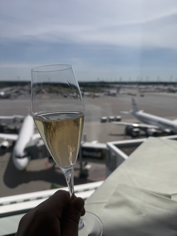 Champagner mit Blick aufs Vorfeld