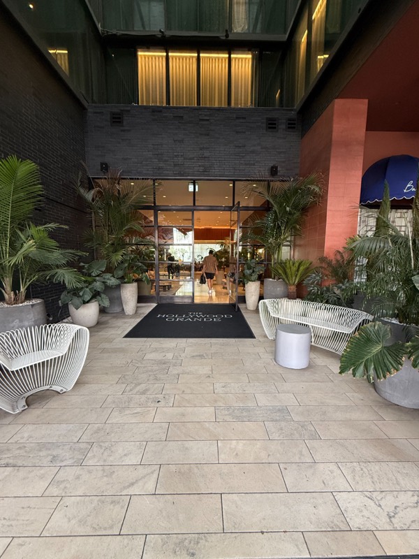 Eingang des Hotels The Hollywood Grande