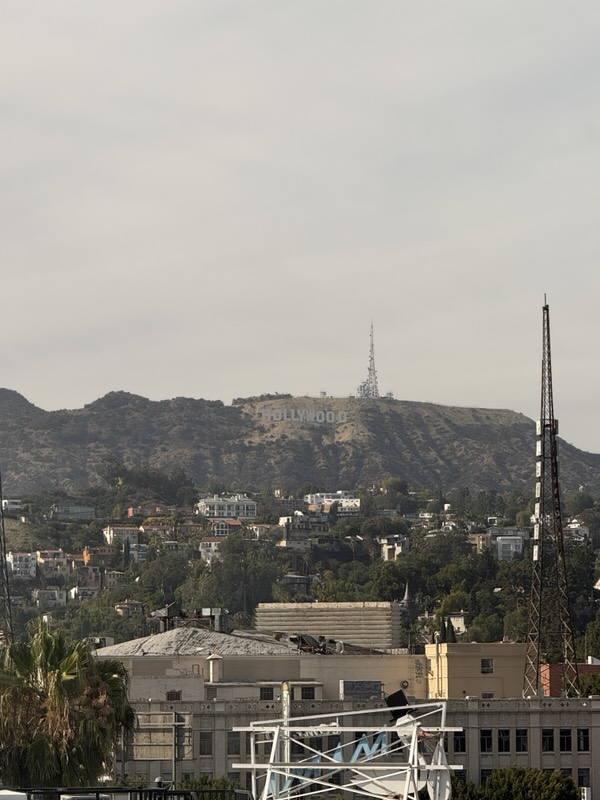 Blick vom Hotel auf das Hollywood Sign