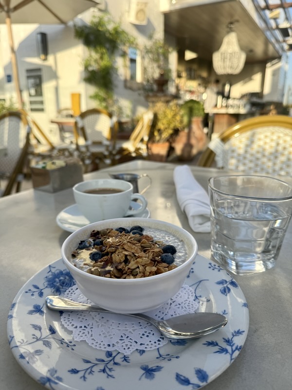 Frühstück mit Müsli und Kaffee auf der Dachterrasse