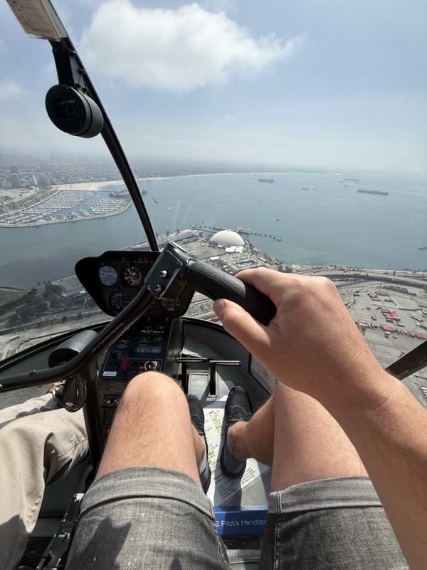 Mit dem Steuerknüppel in der Hand über der Küste