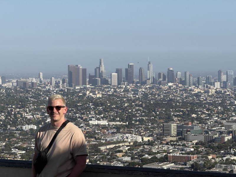 Vor der Skyline von Downtown Los Angeles