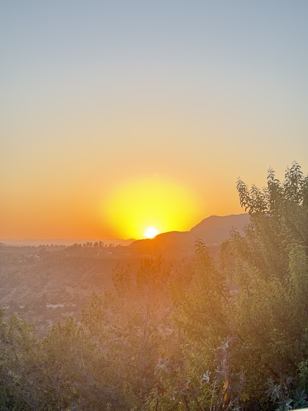 Sonnenuntergang über den Hügeln