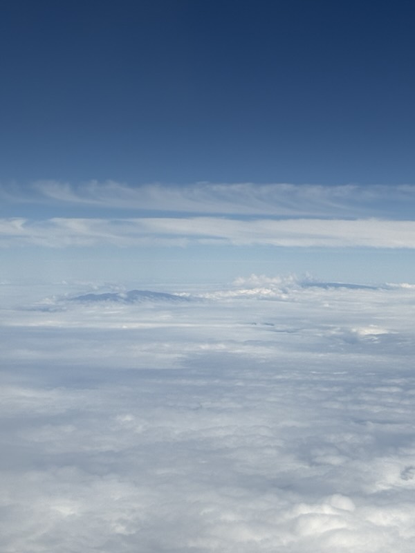 Haleakalā und Mauna Kea ragen aus den Wolken