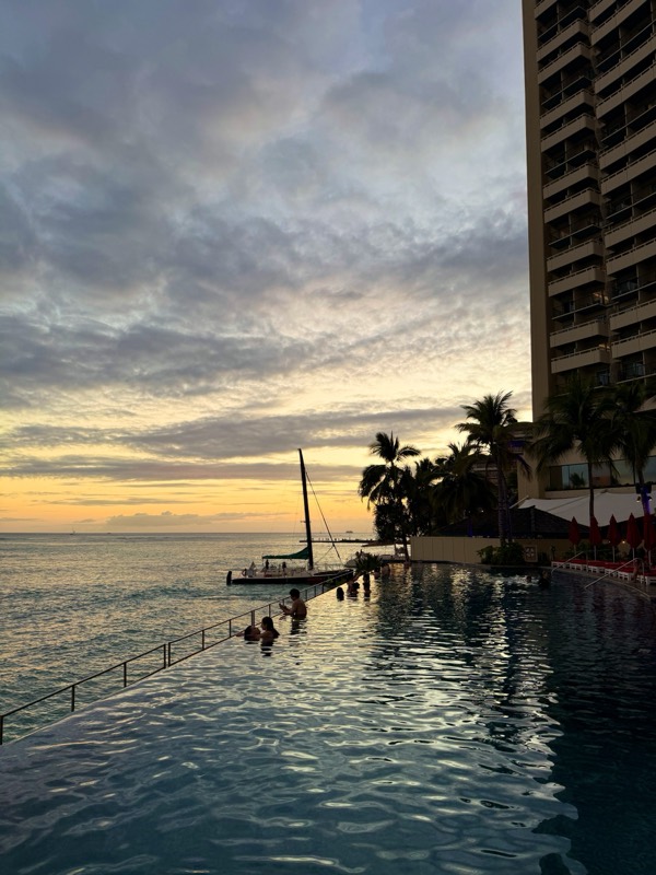 Infinity Pool am Meer in der Abenddämmerung