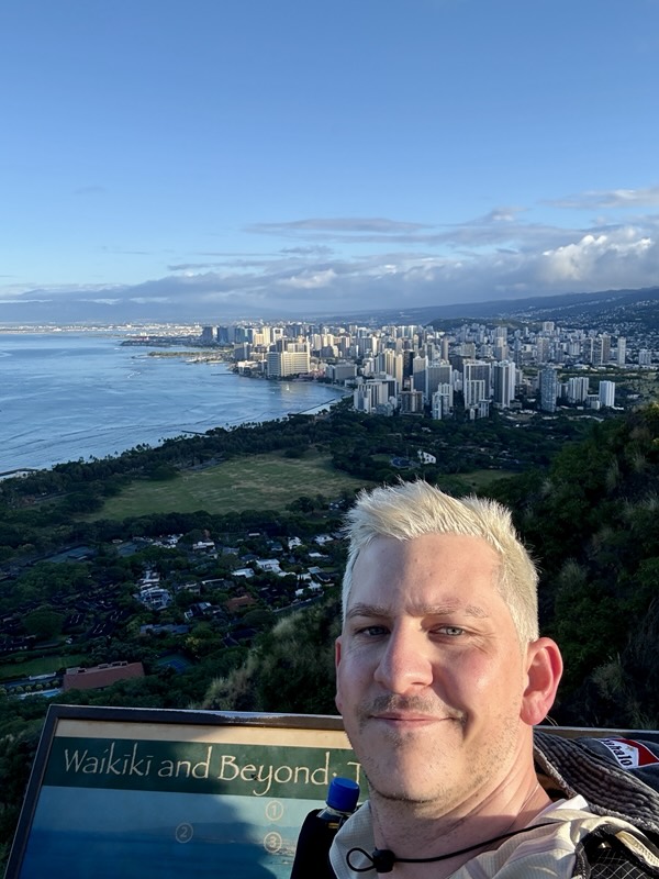 Selfie über Waikiki am Schild „Waikiki and Beyond“