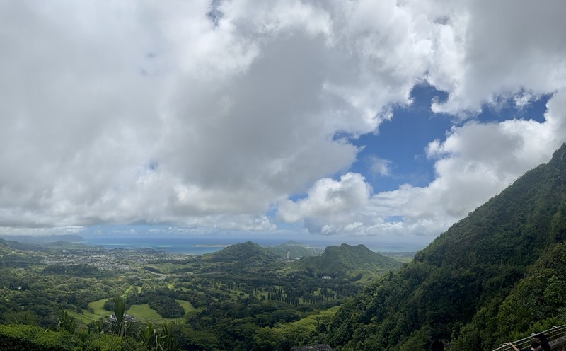 Blick vom Nuʻuanu Pali Lookout über die grüne Ostseite der Insel